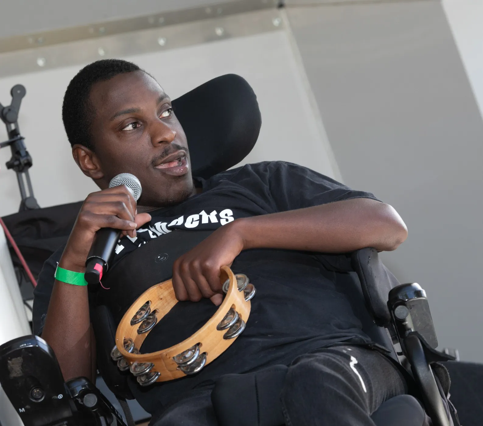 Bryant with tambourin